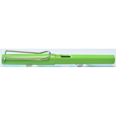 LM121 Lamy Safari Fountain Pen, Green. (Medium) LM121 Lamy Safari Fountain Pen, Green. (Medium)