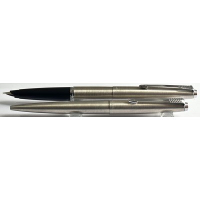 PA3693 Parker 45 Flighter Fountain Pen and Ballpoint Set, boxed. (Medium)