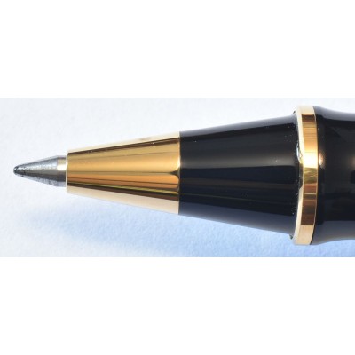 PE149 Pelikan Souveran R400 Rollerball, boxed. PE149 Pelikan Souveran R400 Rollerball, boxed.